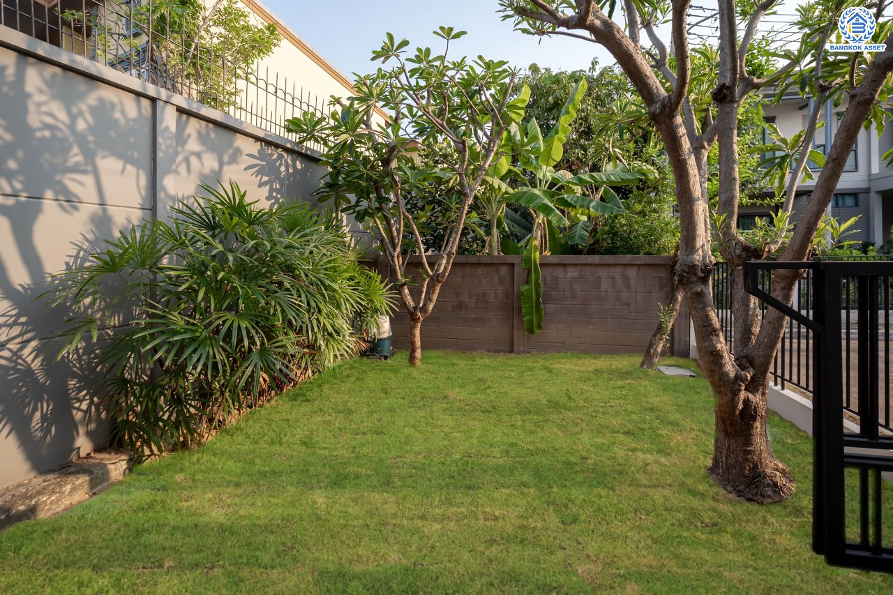 บ้านมือสองตกแต่งใหม่ โครงการ สราญสิริ ติวานนท์-แจ้งวัฒนะ1 หลังมุม เนื้อที่ 59.2 ตร.ว. ดีไซน์ตอบทุกไลฟ์สไตล์ ฟังก์ชัน 3 ห้องนอน 3 ห้องน้ำ จอดรถได้ 2 คัน Living ชั้นบนกว้างขวาง บนทำเลติดถนนใหญ่ เชื่อมต่อทุกเส้นทาง ใกล้จุดขึ้นทางด่วน "ศรีสมาน"